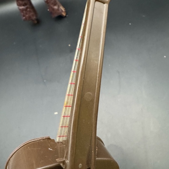 Shakira Barbie Doll with Outfit, Jewelry And Guitar! Guitar Does Not Work. - Picture 13 of 16